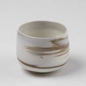 Tasse à café en terre mêlées, porcelaine et grès